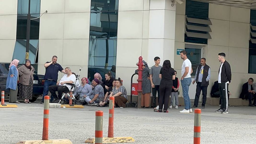 Okulda 'hızlı hamburger yeme' yarışması yapan öğrencilerinden biri yaşamını yitirdi! Ailesi sinir krizleri geçirdi 7